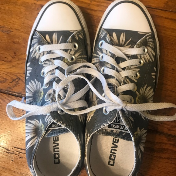 Women’s size 7 Daisy Print Converse. Hard to find! - Picture 4 of 4